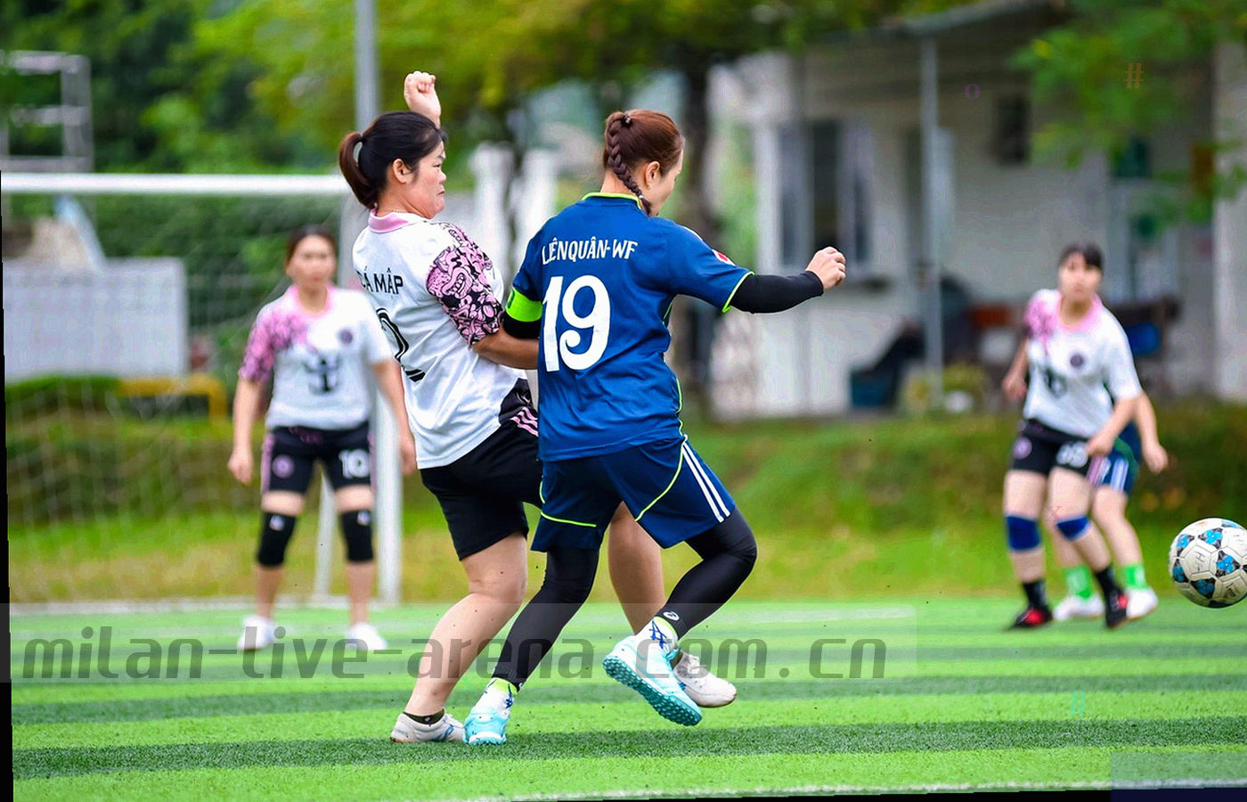 夜间球场通道与看台入口的灯光，冷调低亮度